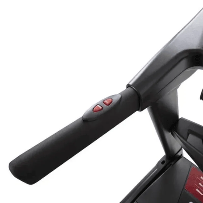 Sole Fitness T63 loopband - bediening op handgrepen